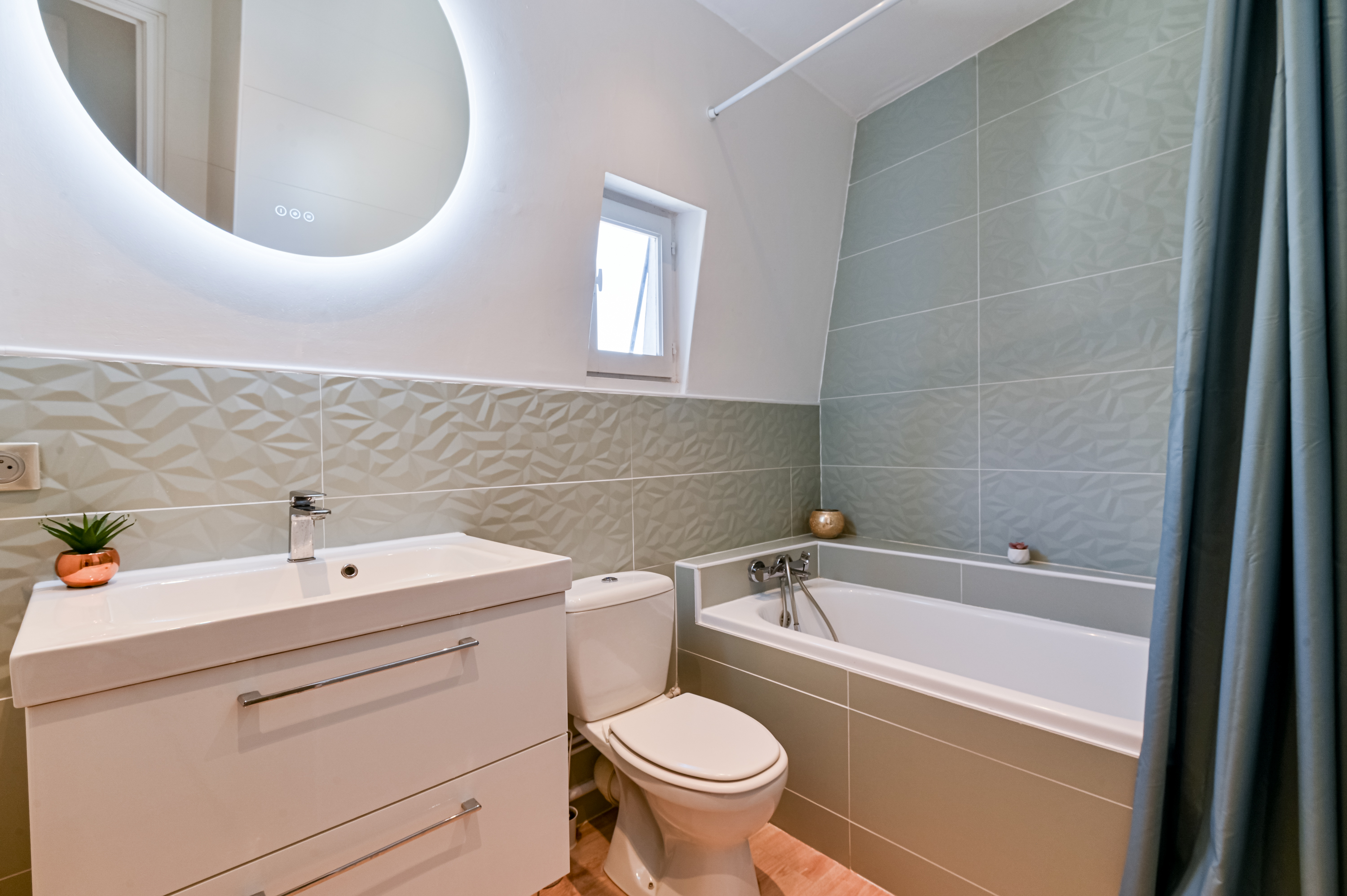 Salle de bain avec baignoire