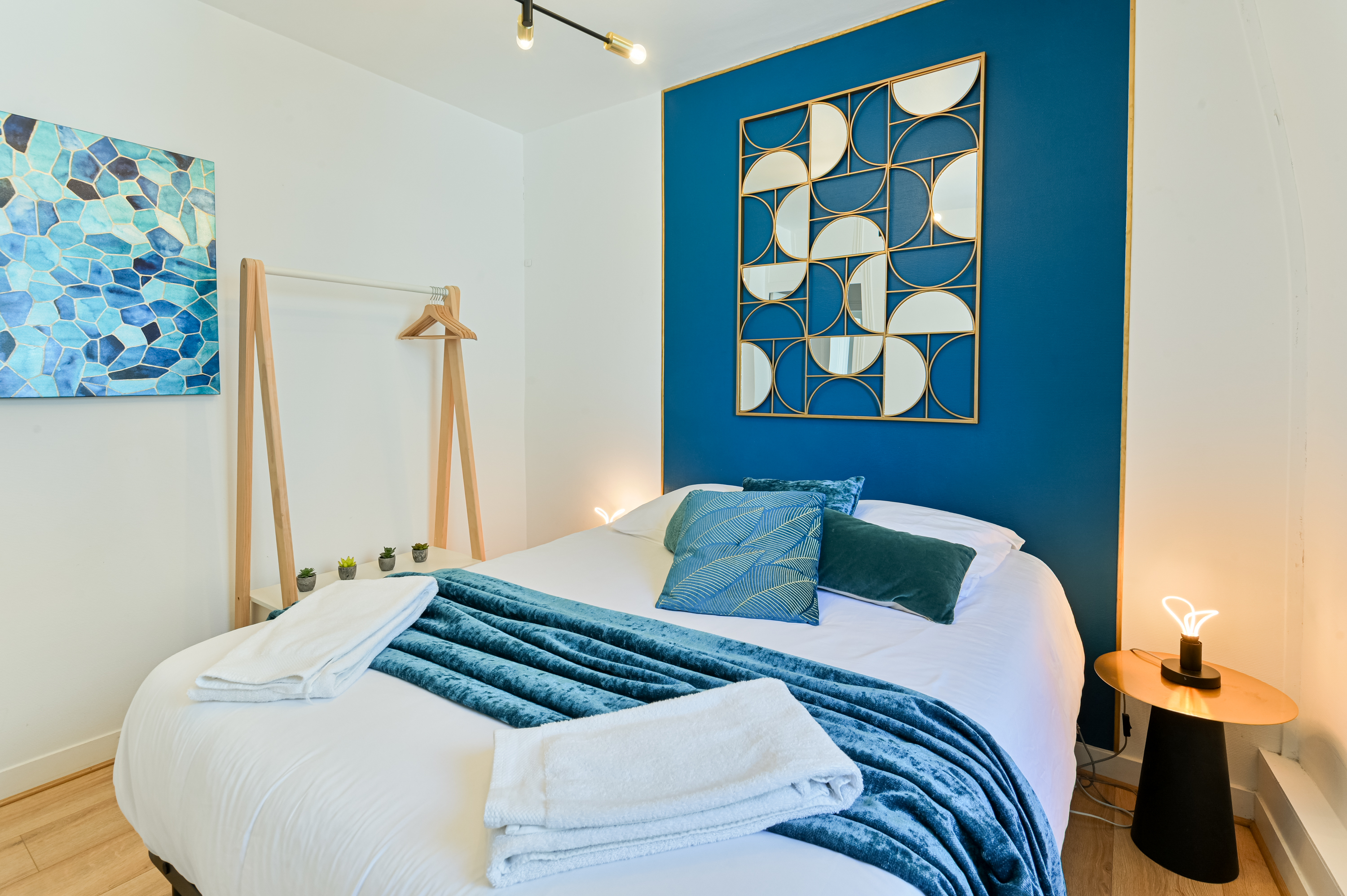 Chambre aux tons bleu canard