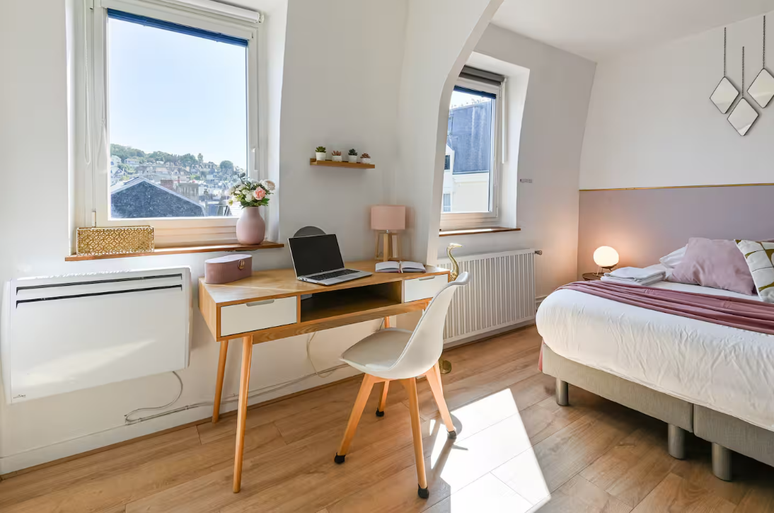 Le bureau dans la chambre principale