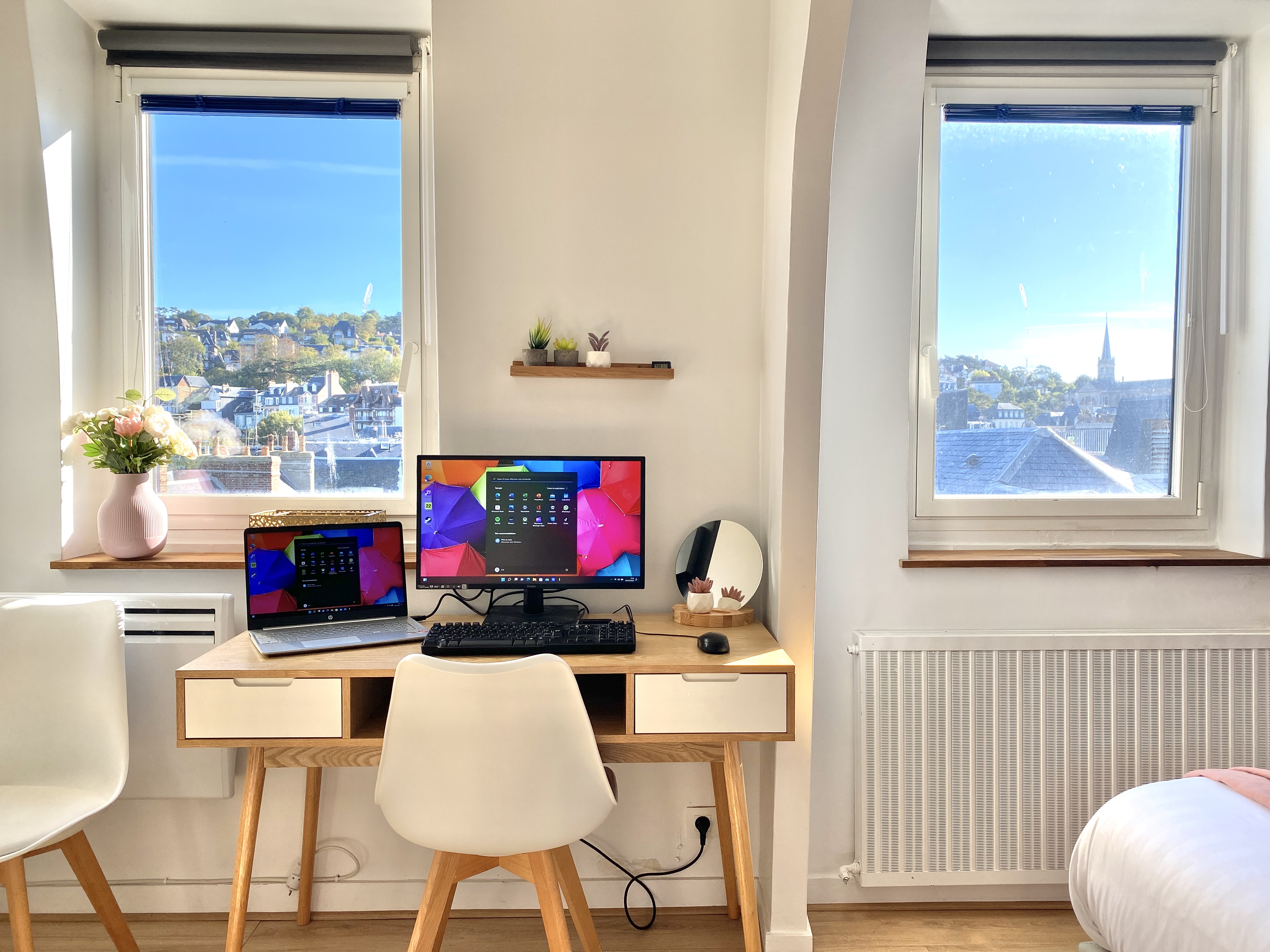 Bureau avec double écran et vue sur les toits de Trouville