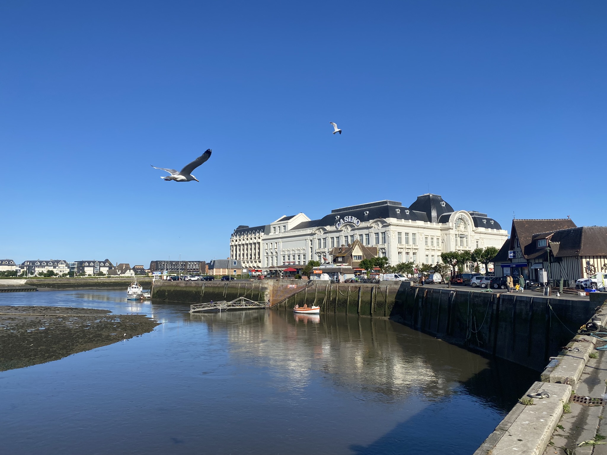 Le casino de Trouville vu du port