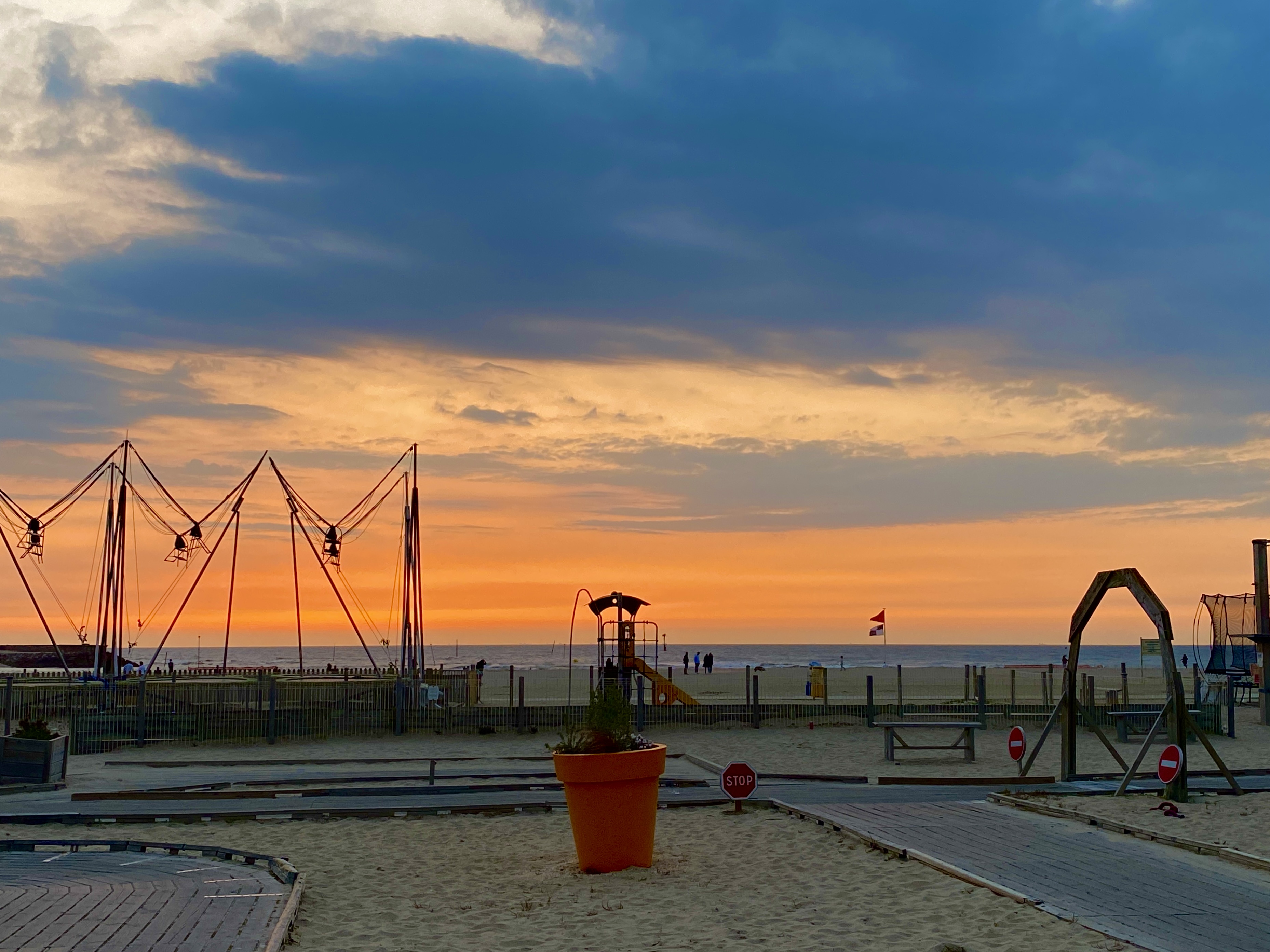 Coucher de soleil sur la plage et les jetées de Trouville