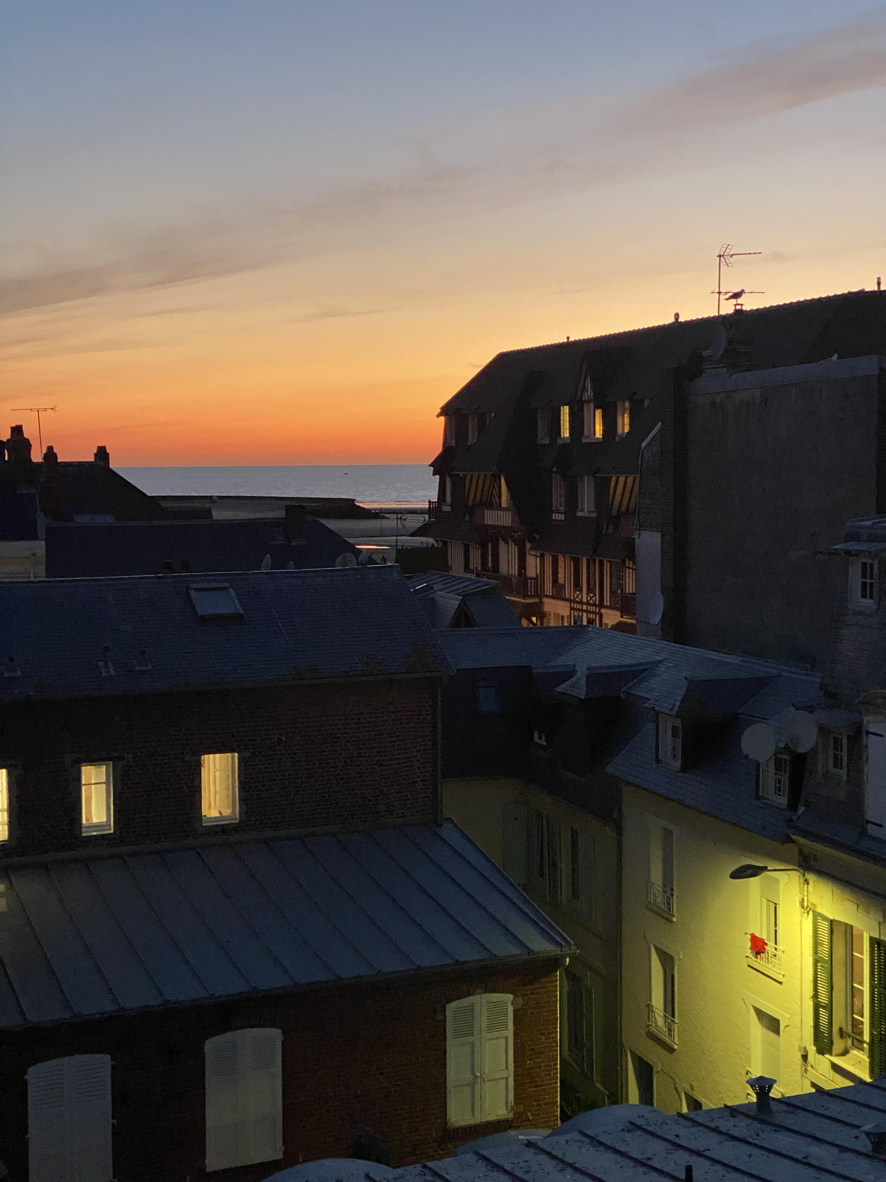 Coucher de soleil sur les toits de Trouville et la mer