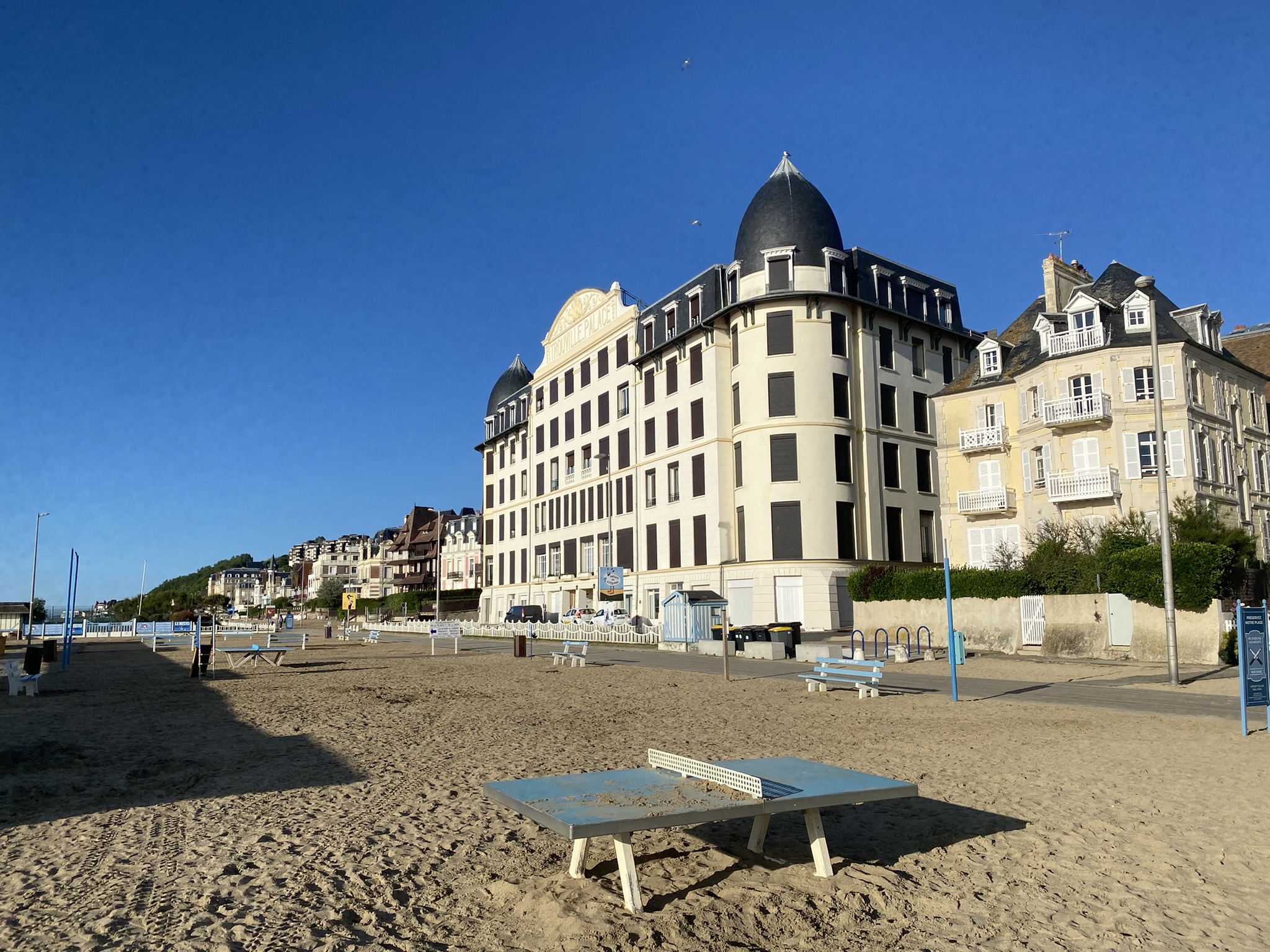 Le Trouville Palace en bord de plage