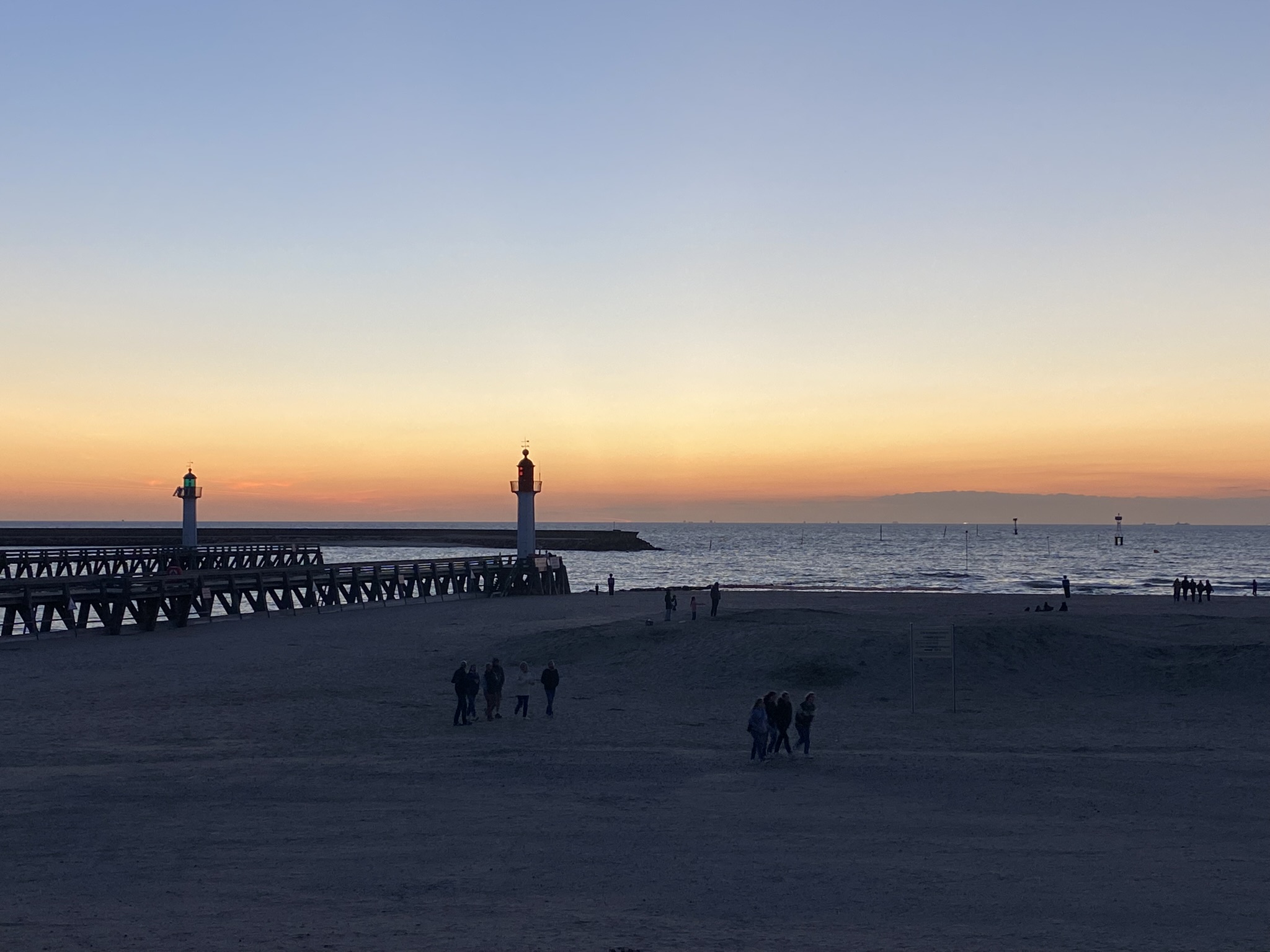 Les phares de la jetée au coucher de soleil