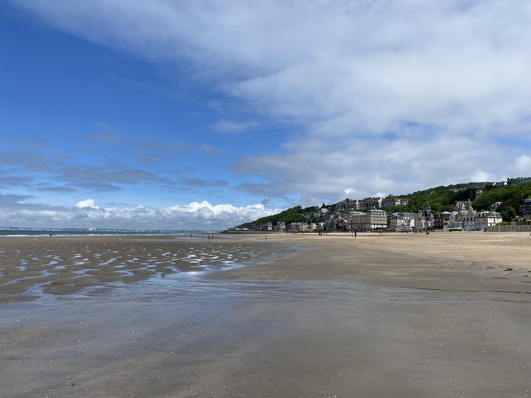 La plage de Trouville et les villas au bord de l'eau