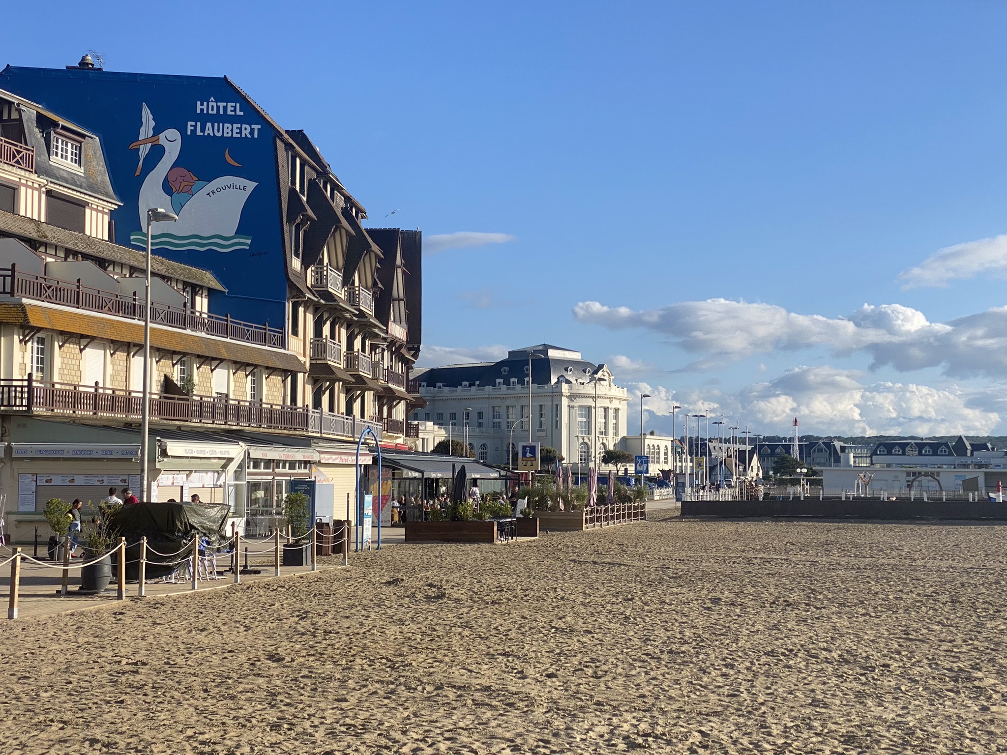 L'Hôtel Flaubert et la promenade en bord de plage