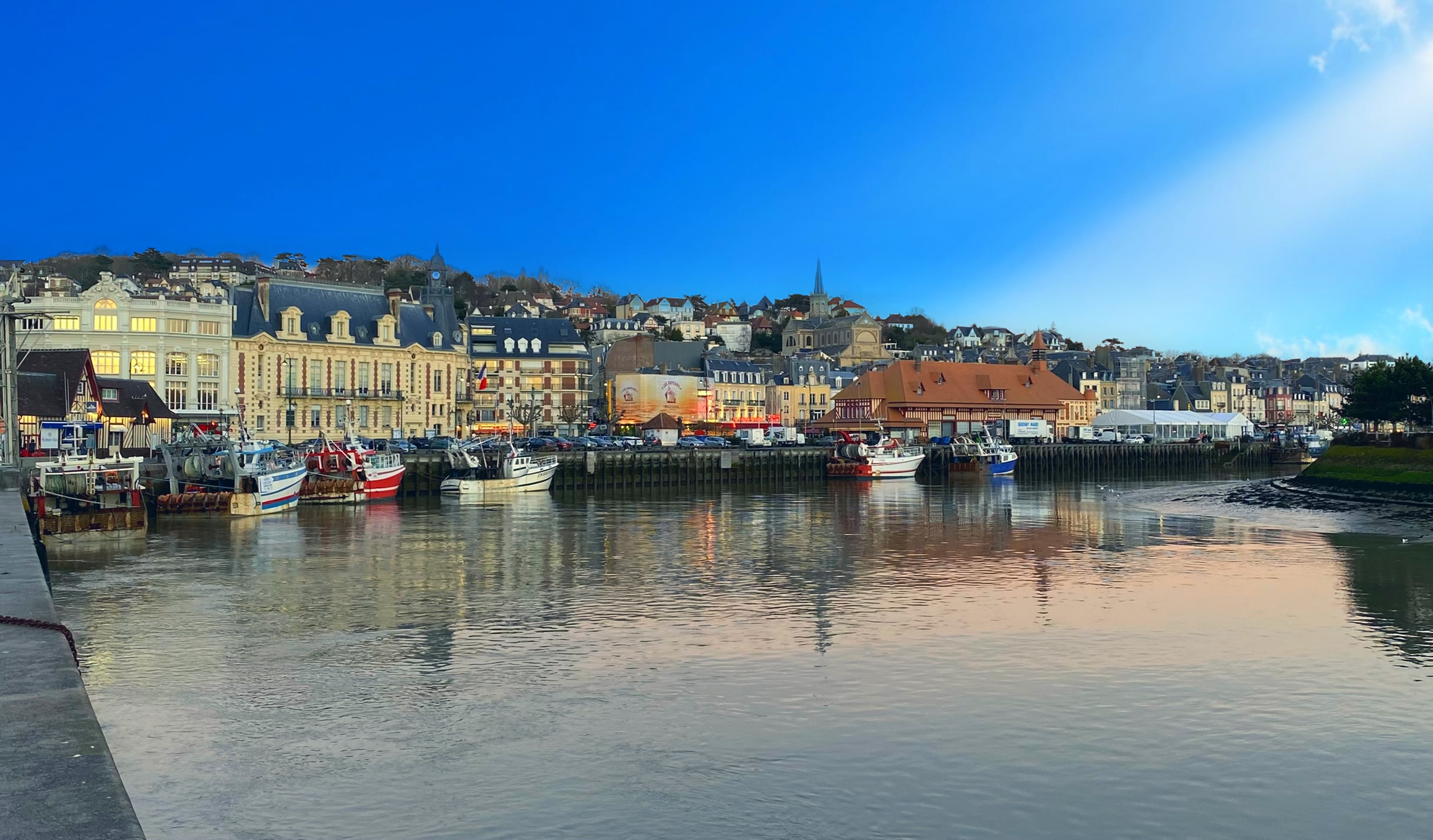 Bateau de pêche amarré au quai du port