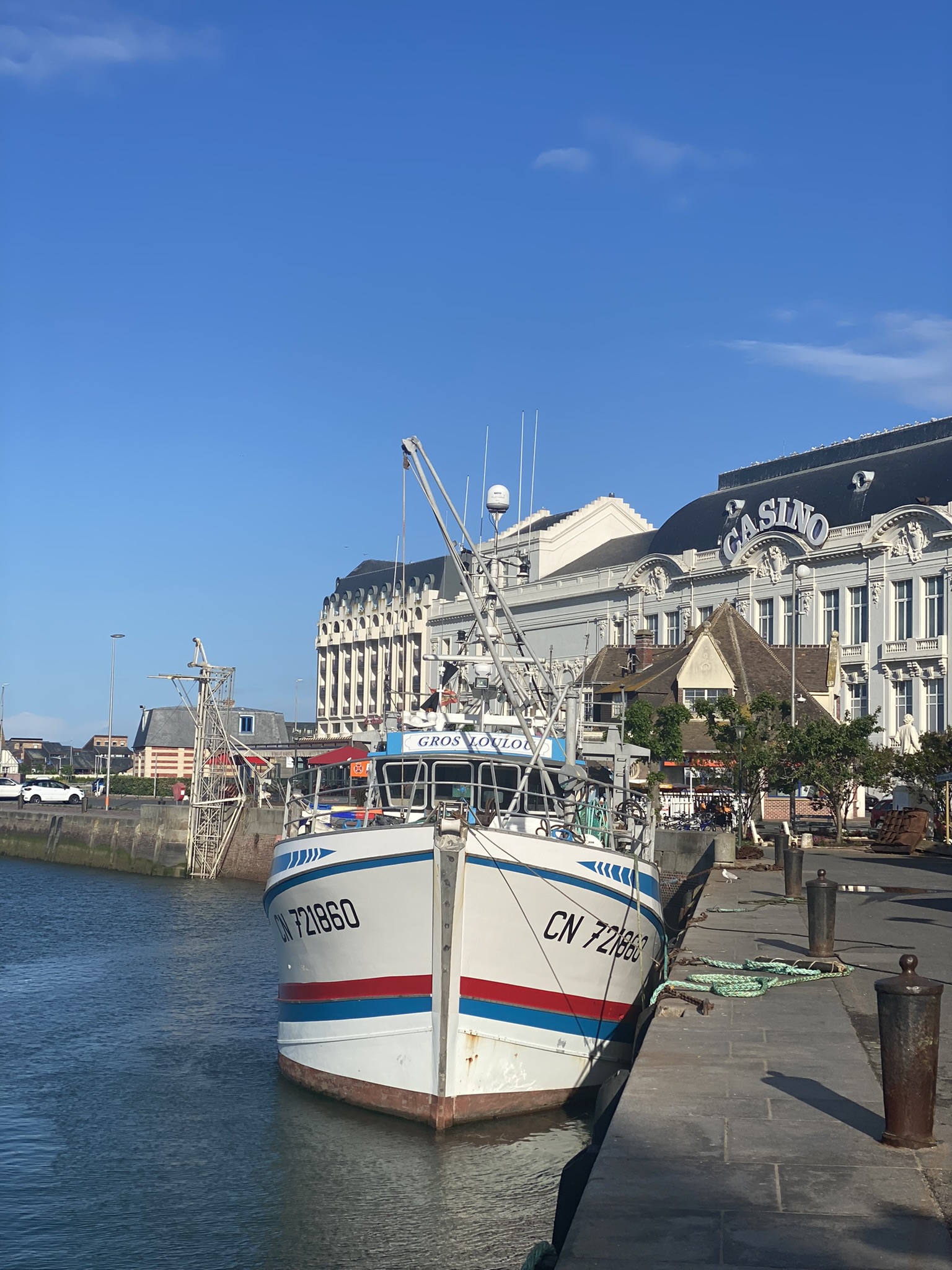 Bateau de pêche au port, devant le casino
